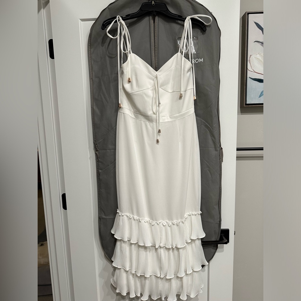 *NEVER WORN* Stunning dress in perfect condition.
